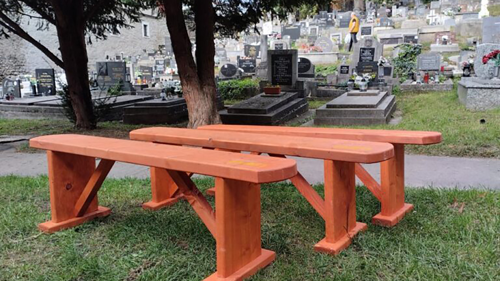 Na cintoríne v centre mesta si návštevníci môžu zapožičať lavičky