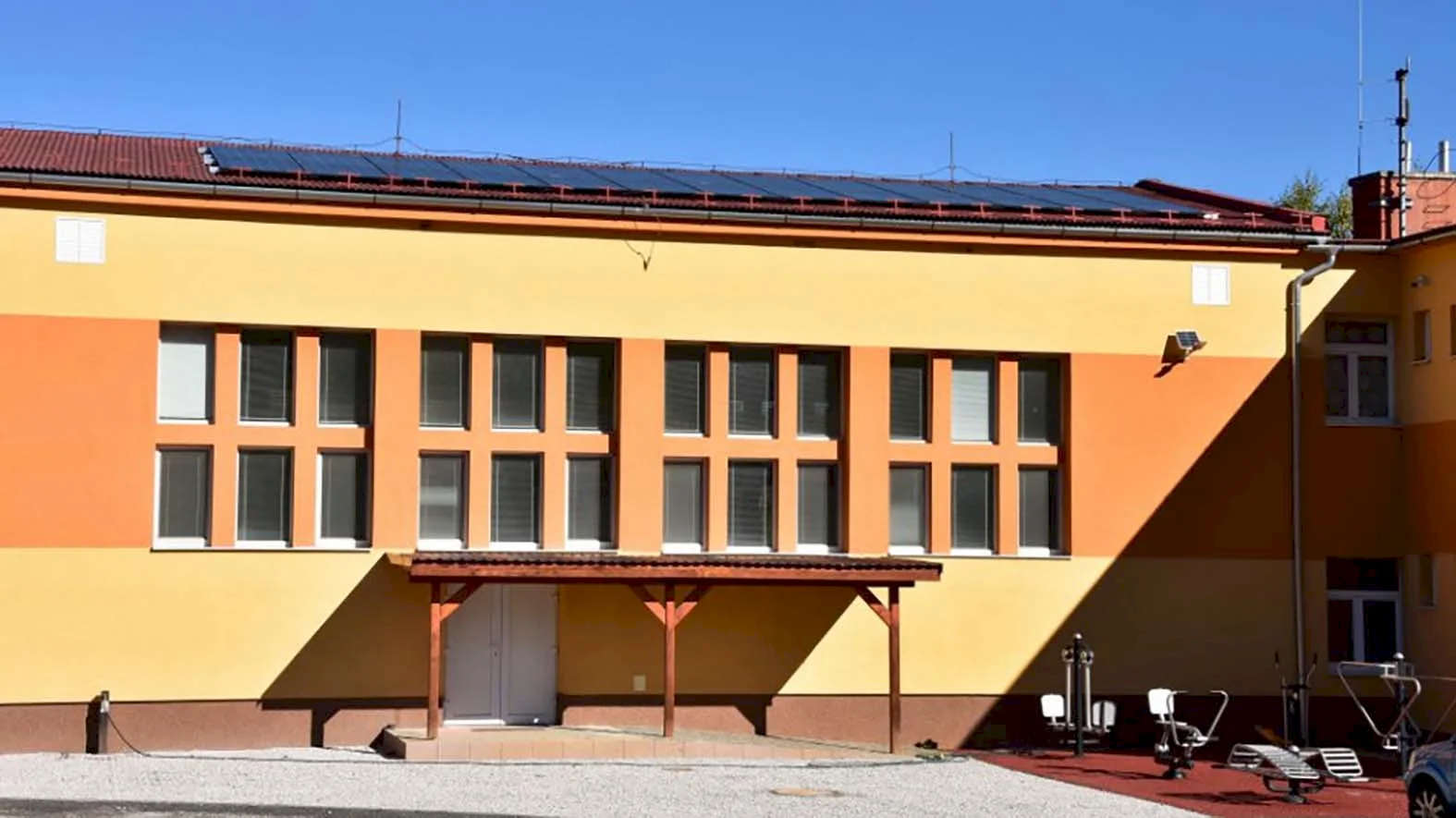  Obec Tuhár vďaka fotovoltickým panelom ušetrí aj náklady na verejné osvetlenie