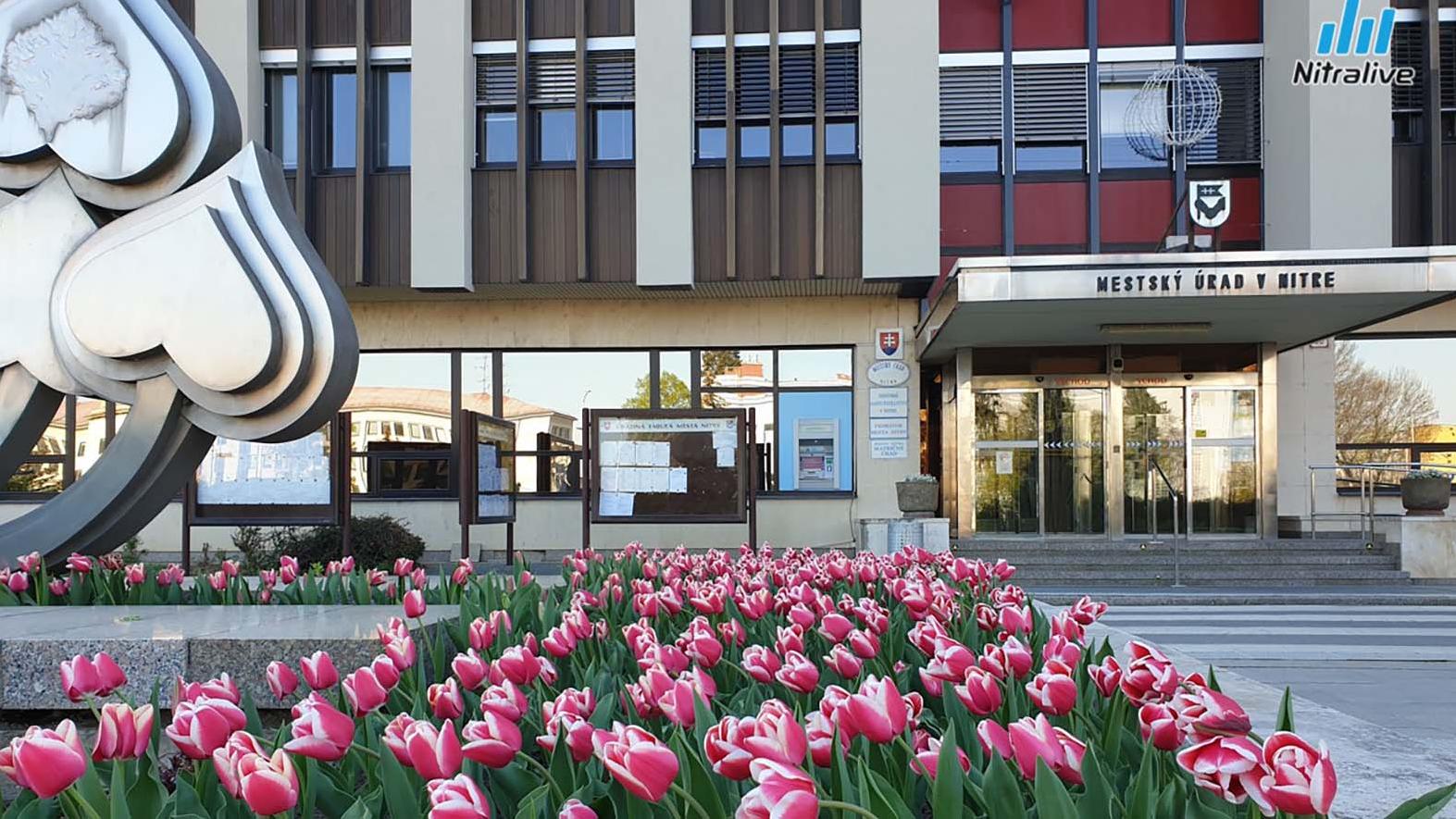 Mestskí poslanci chcú pracovníkov mesta motivovať príplatkami a odmenami
