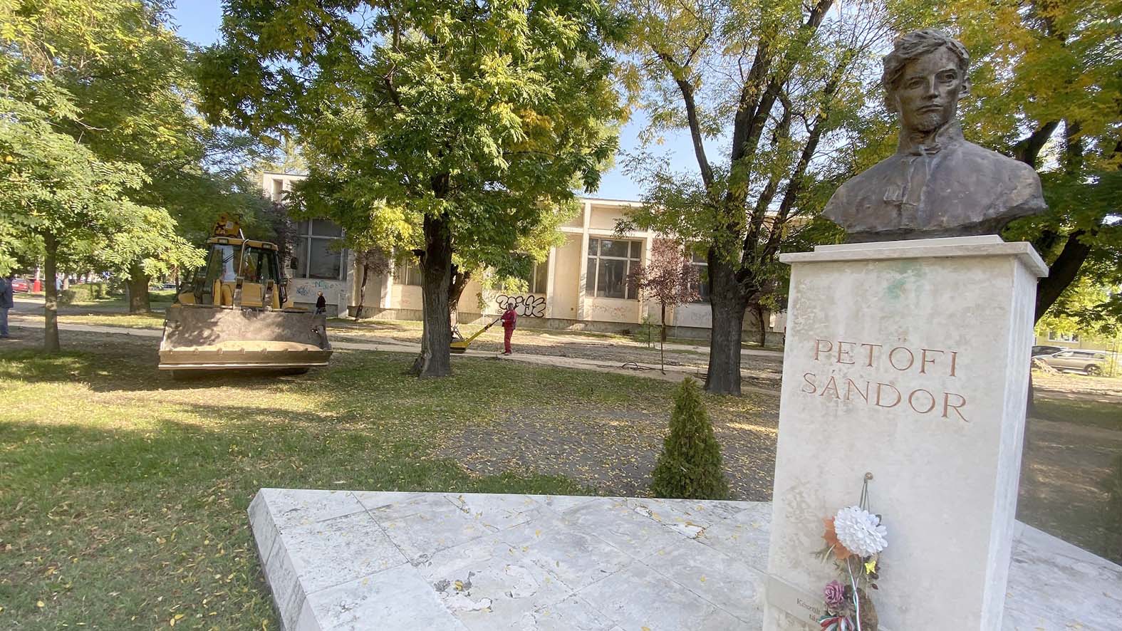 Mesto ukončilo revitalizáciu parku pri soche Sándora Petőfiho