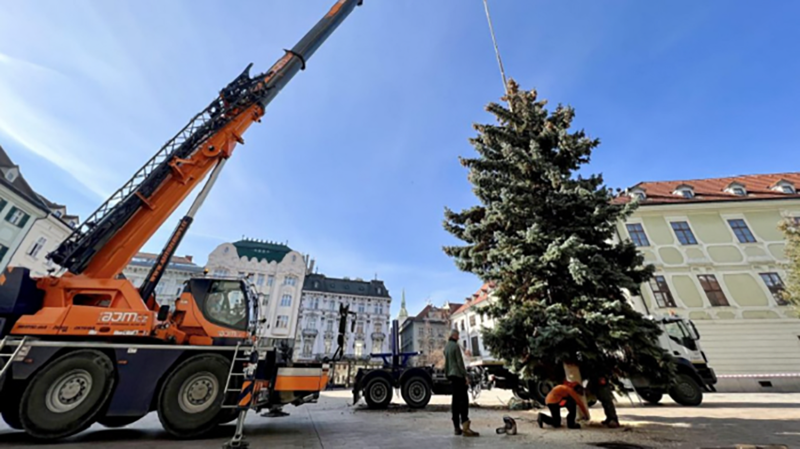 Vianočné trhy predĺžia do Silvestra, na námestí už stojí stromček