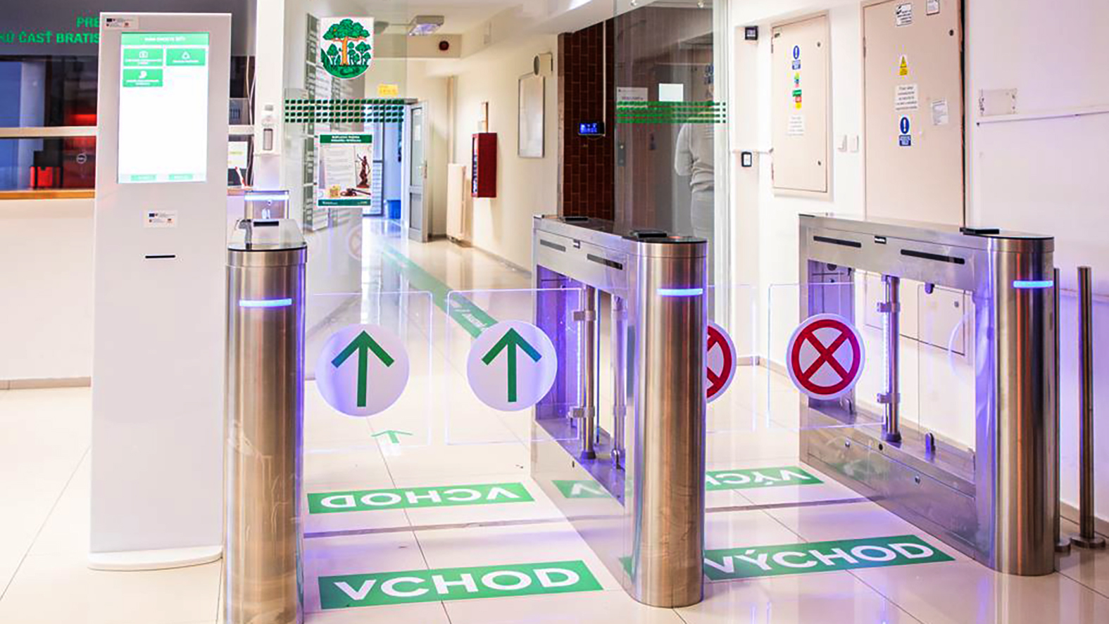 Na miestnom úrade v Petržalke používajú pri vstupe kiosk a turnikety