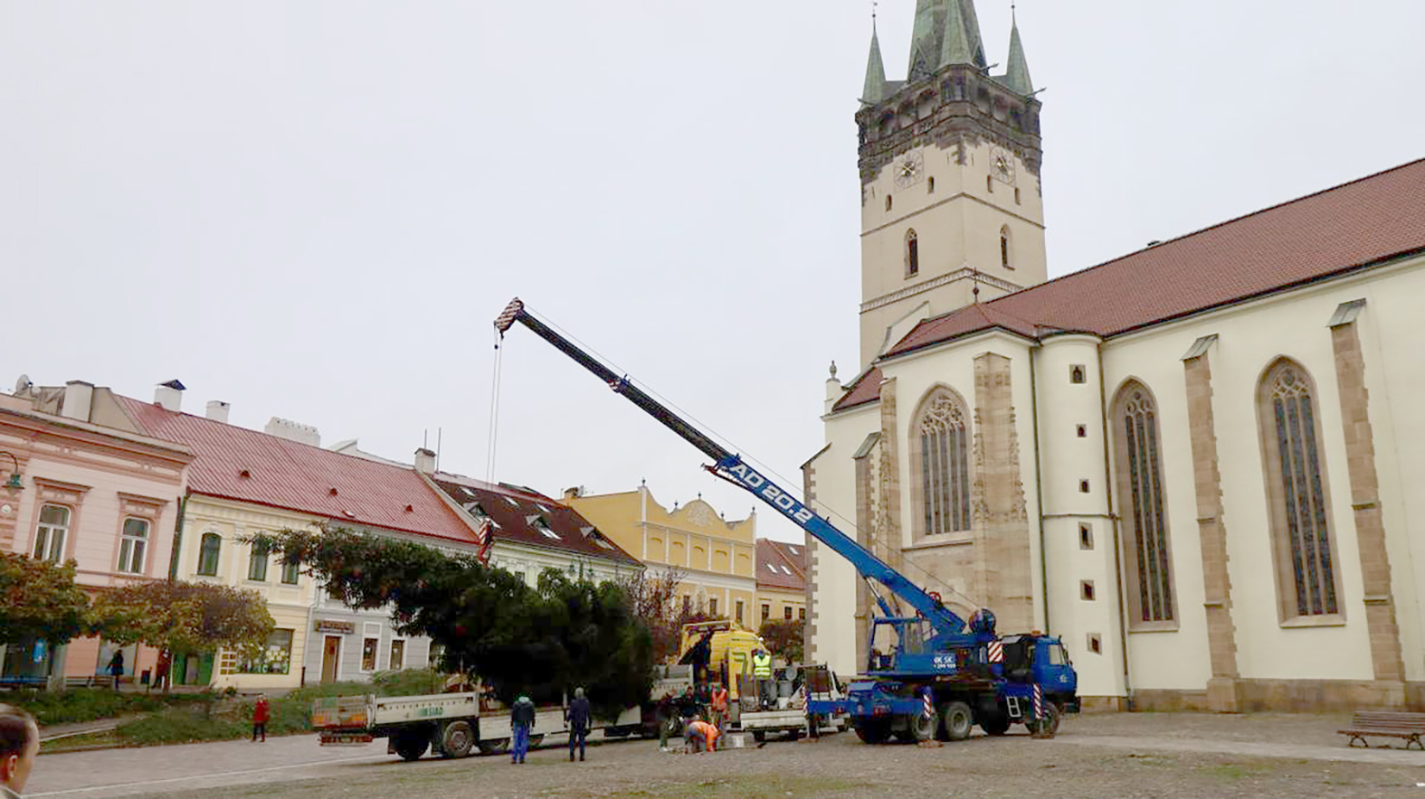 Vianočný smrek už krášli centrum Prešova  