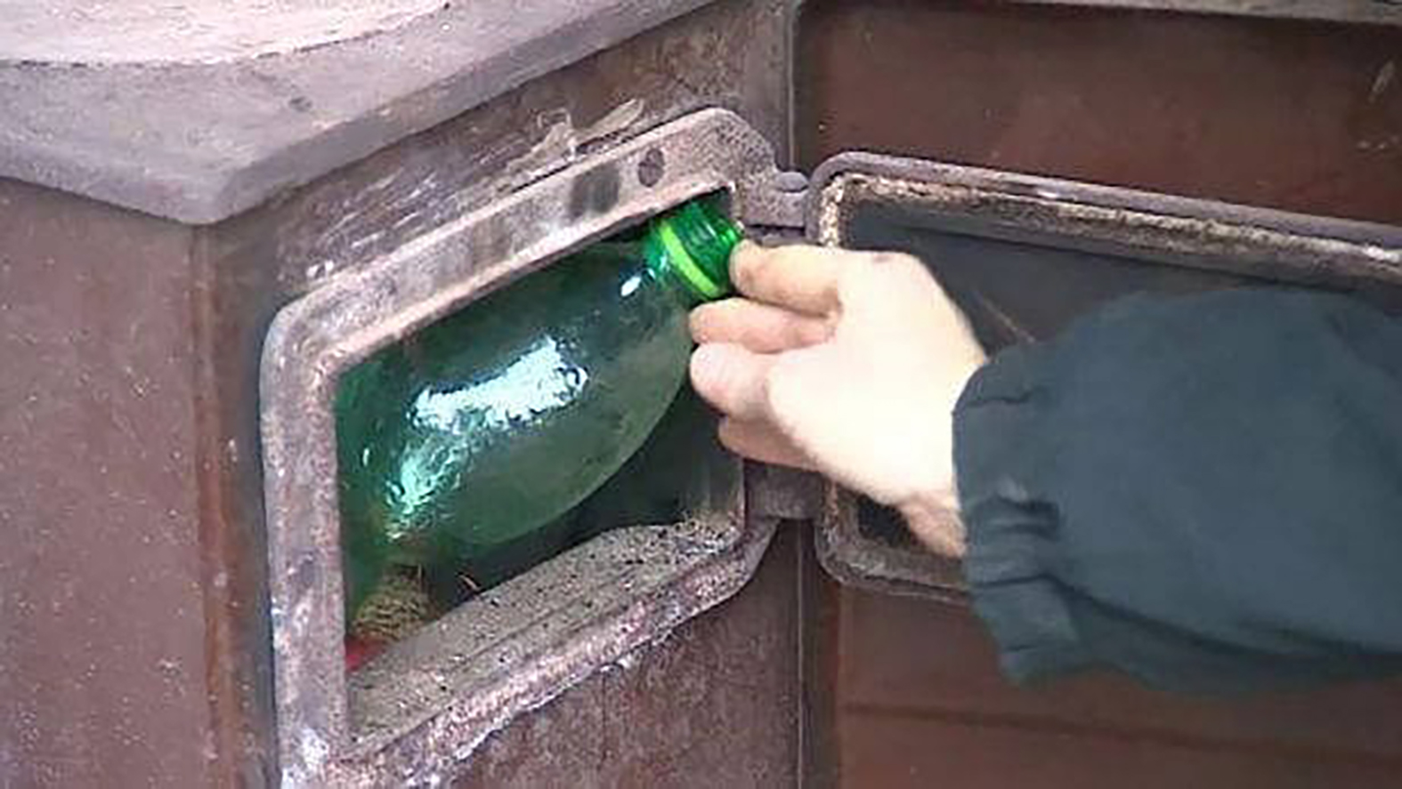 V peci či krbe sa nemôžu spaľovať plastové obaly a iné odpady