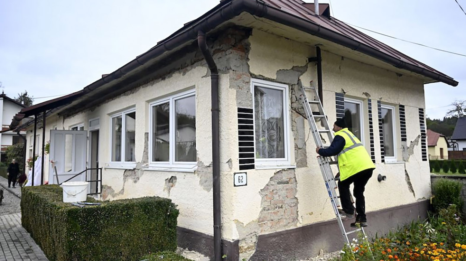 Pri odstraňovaní škôd po zemetrasení na východe Slovenska pomôžu aj Poliaci