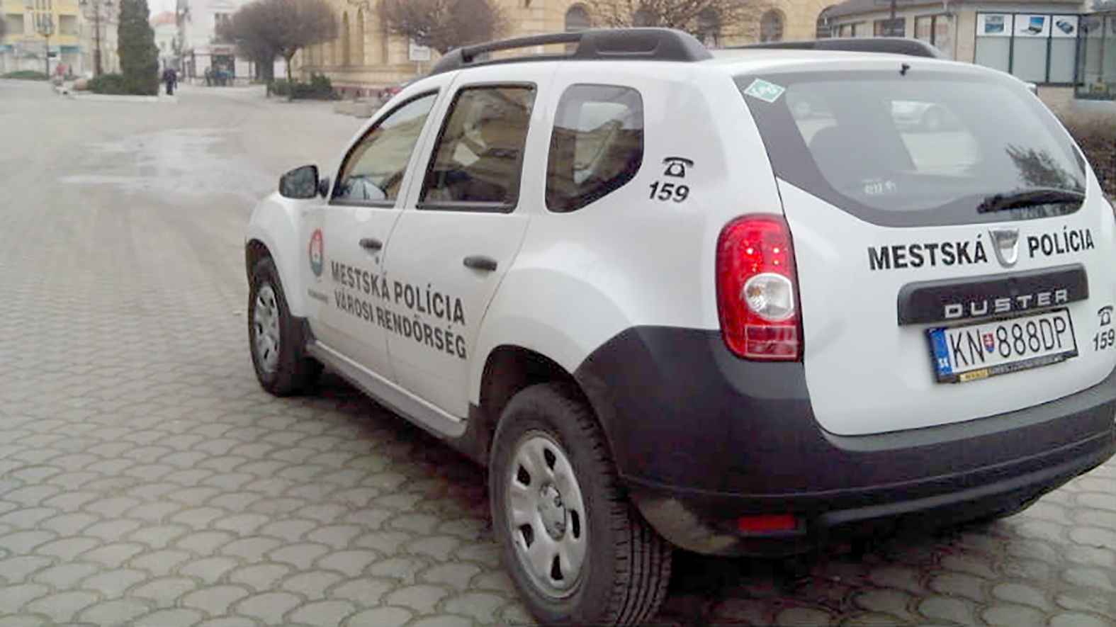 Autá mestskej polície v Komárne budú vybavené defibrilátormi