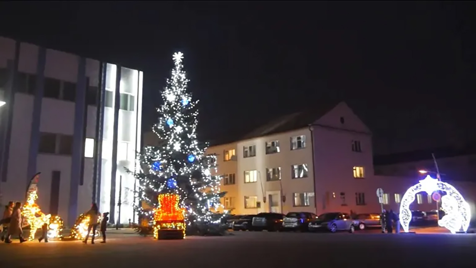 Na Námestí republiky osadili 12 metrov vysoký vianočný stromček
