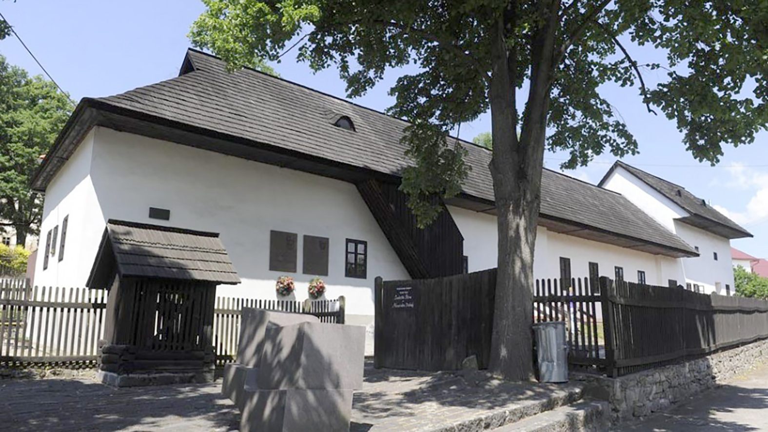 V Uhrovci si pripomenuli výročia Alexandra Dubčeka pri jeho rodnom dome