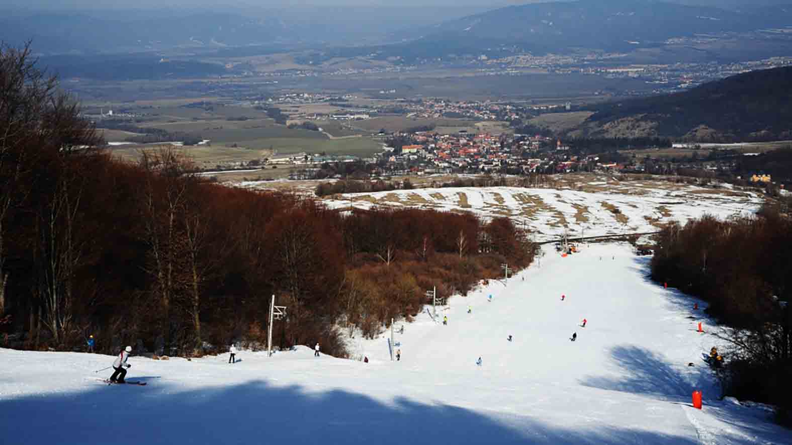 V Cigli začali so zasnežovaním zjazdovky, sezónu spustia počas Vianoc