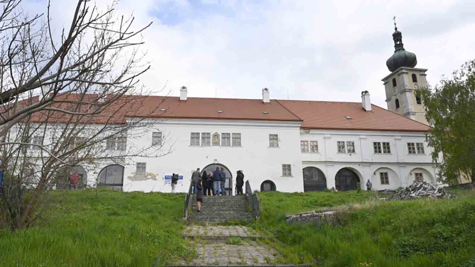 TSK kúpi od obce Čachtice pozemok a chátrajúci dom pri Draškovičovom kaštieli