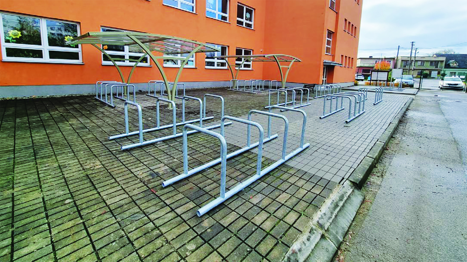 Cyklostojany pre žiakov i zamestnacov školy