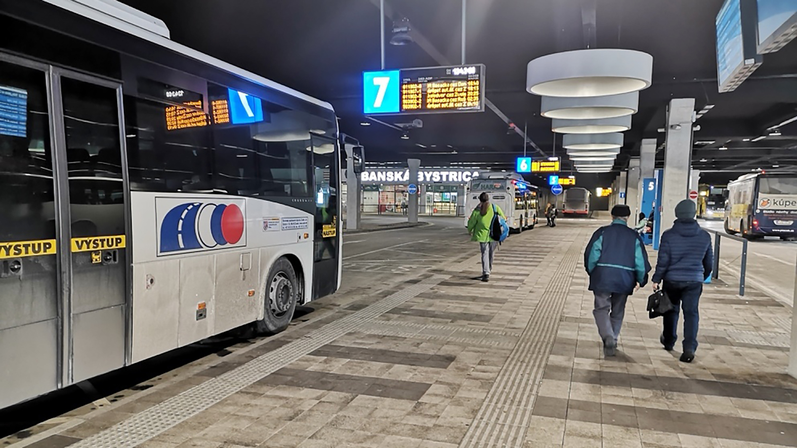 Cestovné poriadky prímestských autobusov sa zmenia až začiatkom roka