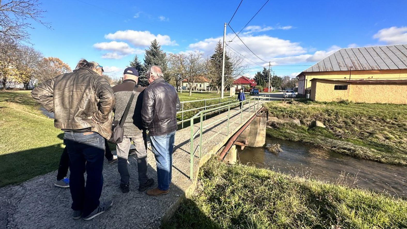 Pešiu lávku v obci prerobili na most, začala sa skúšobná prevádzka