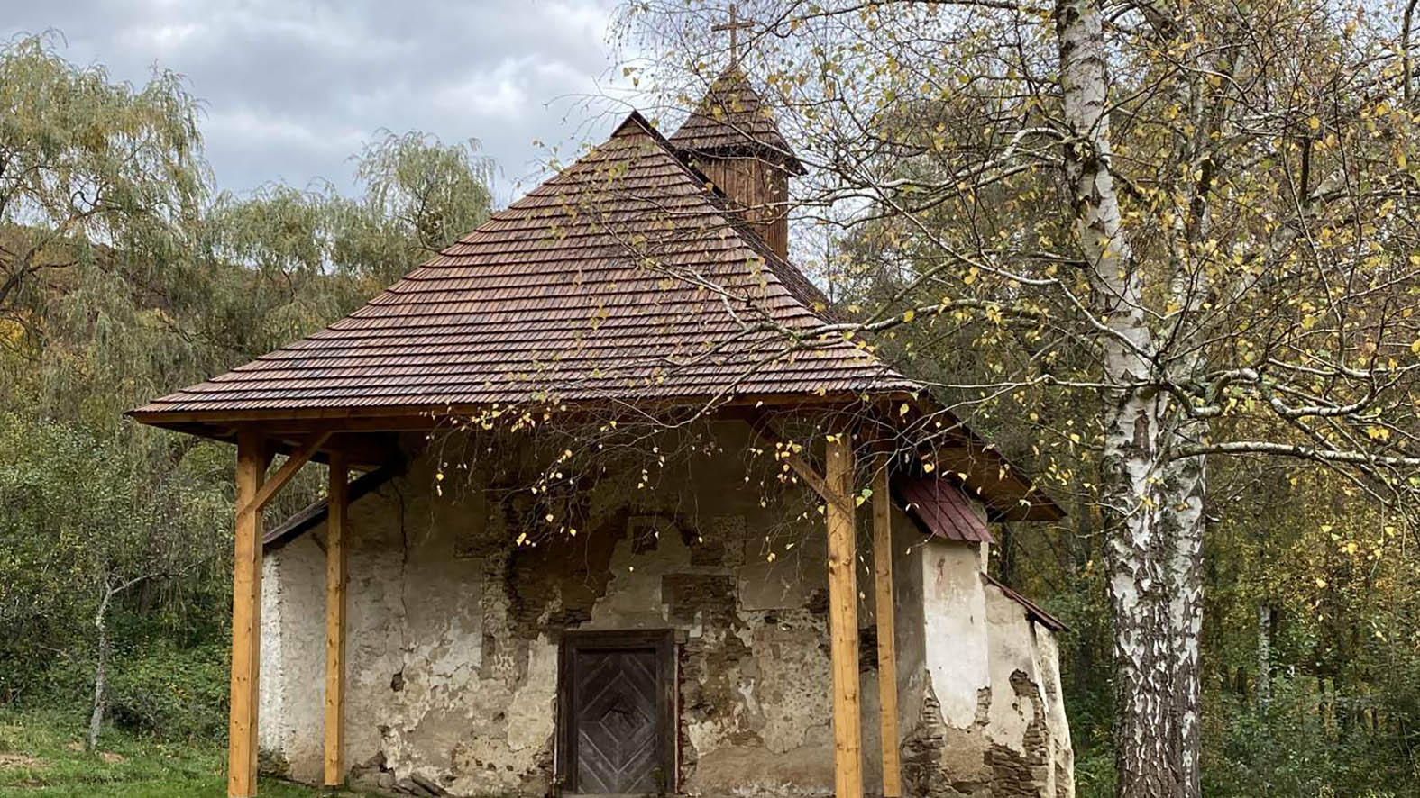 Dlhodobo zanedbaný kostol z románskeho obdobia dostal novú strechu