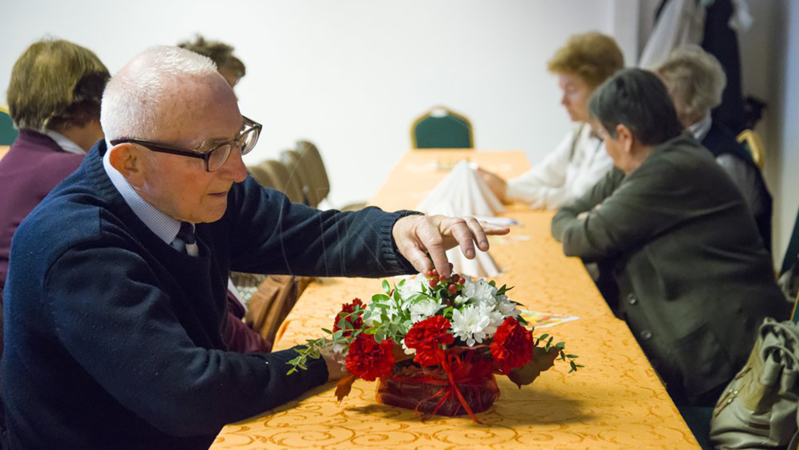 Seniori môžu naďalej využívať príspevok na stravovanie