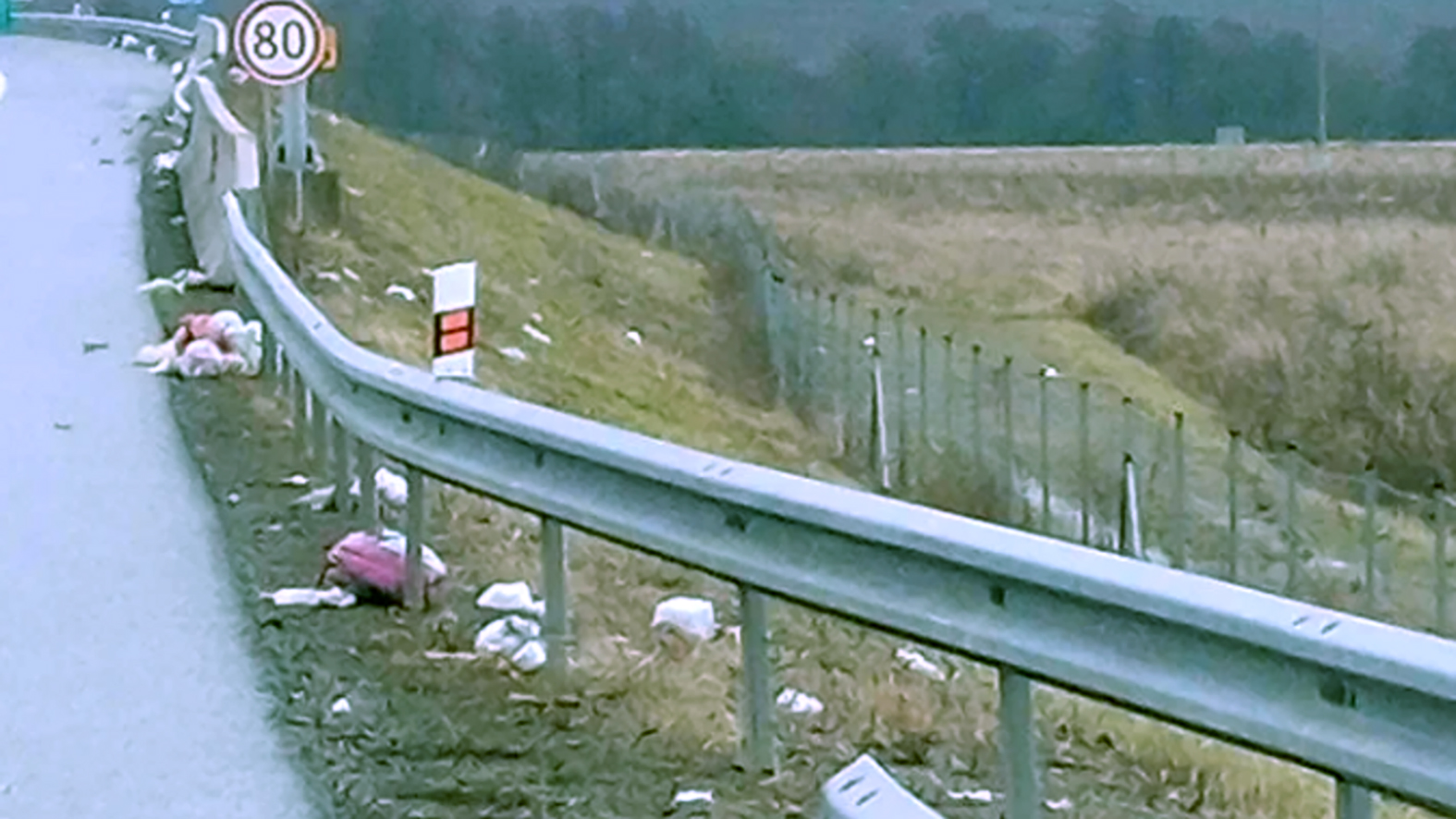 ZMOS žiada riešenie problému s odpadmi po kamiónoch na východnej hranici