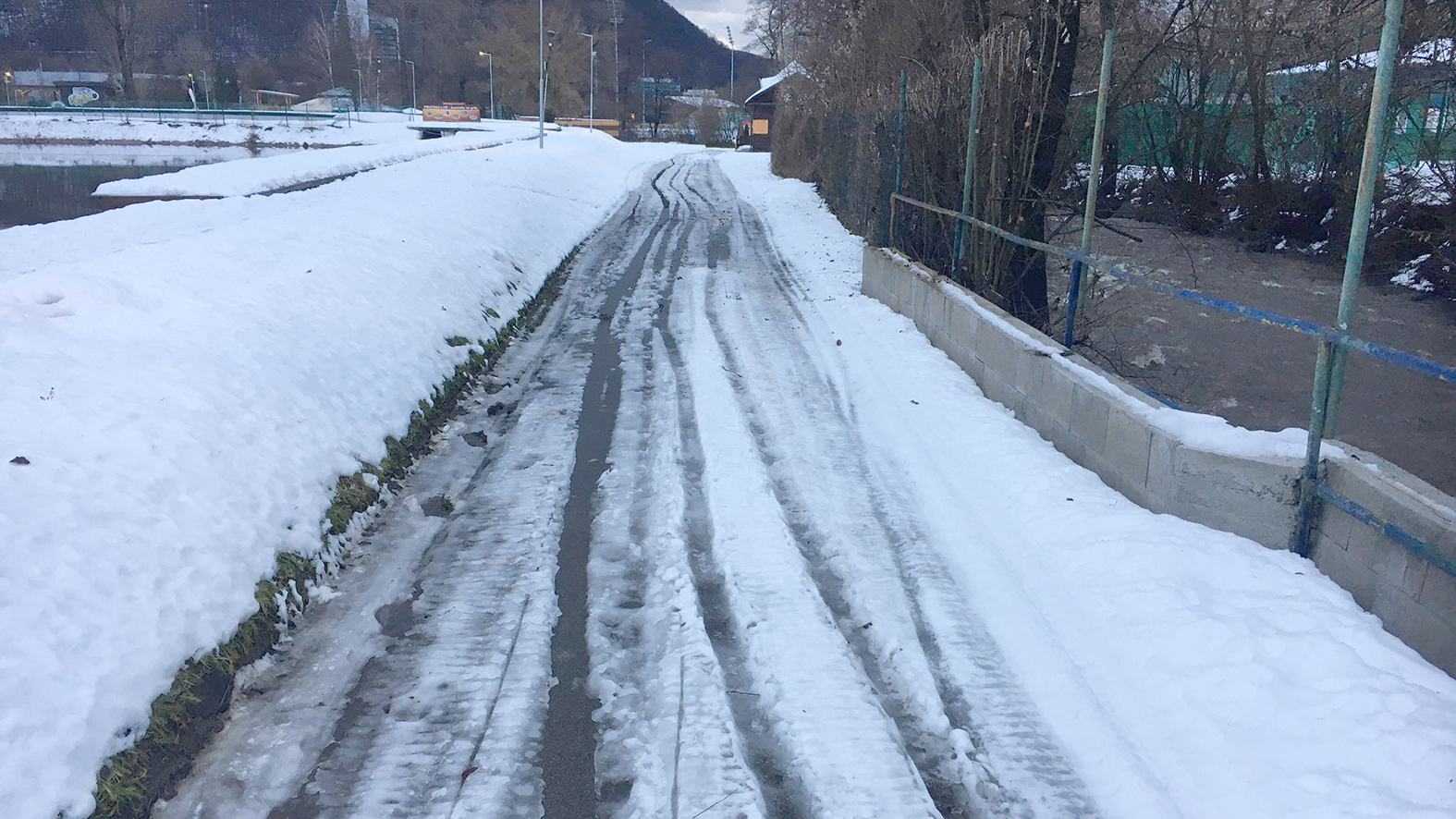 Bežkári si na pláži už nezalyžujú, zasnežili aspoň kopec pre deti