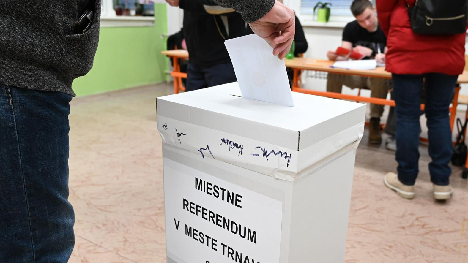 V Trnave sa dnes koná miestne referendum o parkovacej politike