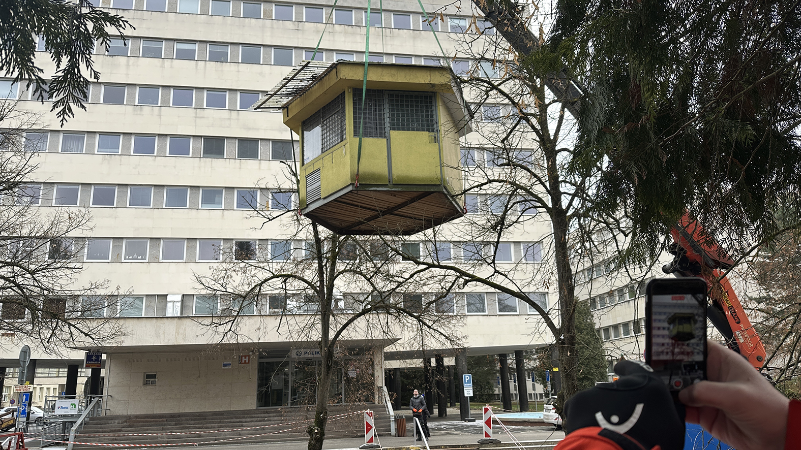 Chátrajúce stánky pri vstupe do žilinskej nemocnice sú minulosťou
