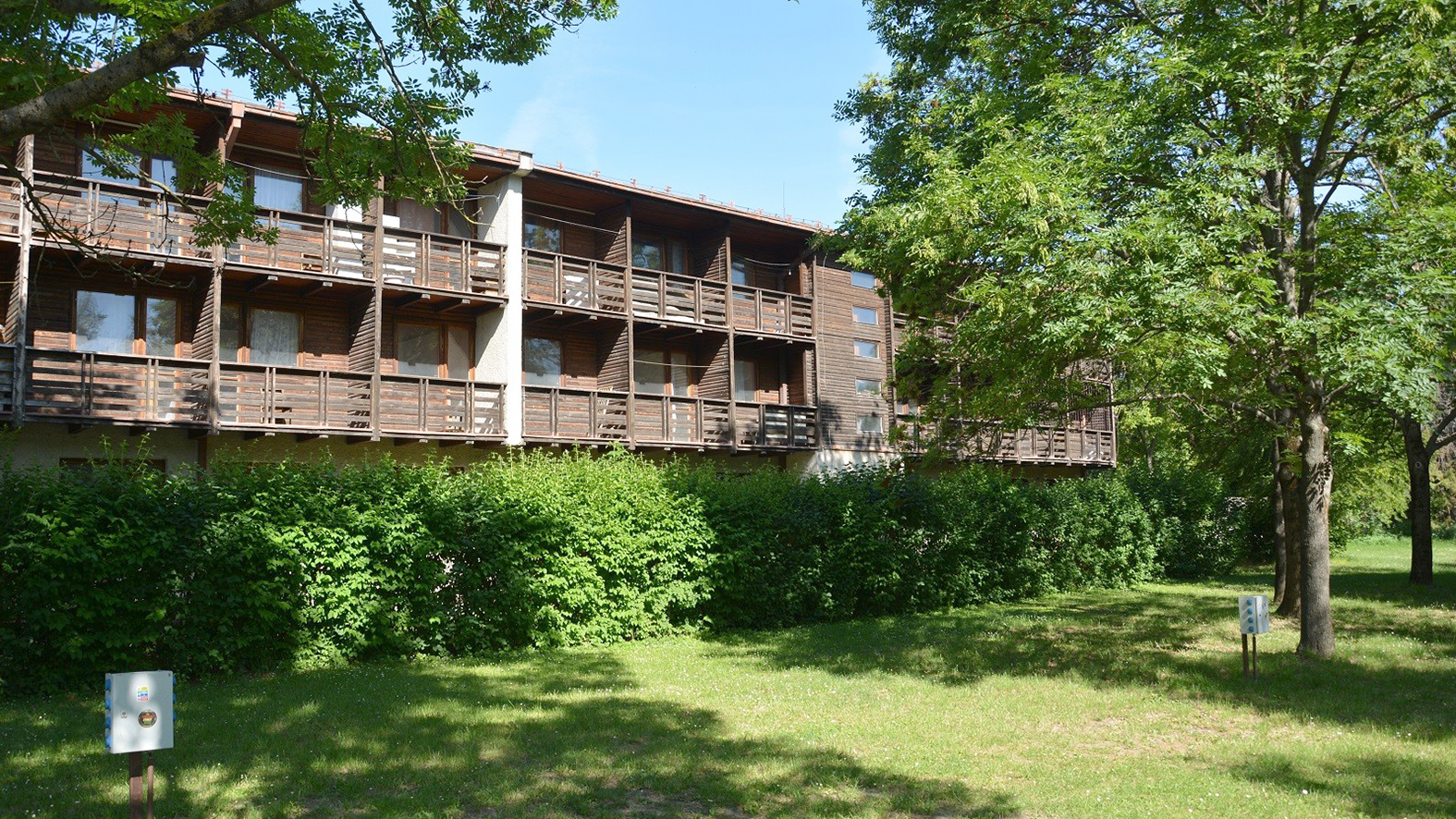 Bývalý hotel Flóra má nahradiť záchytné parkovisko pre 200 áut