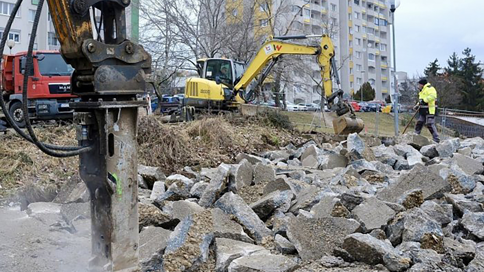 V Karlovej Vsi búrajú staré parkovisko, vybudujú tam parkovací dom