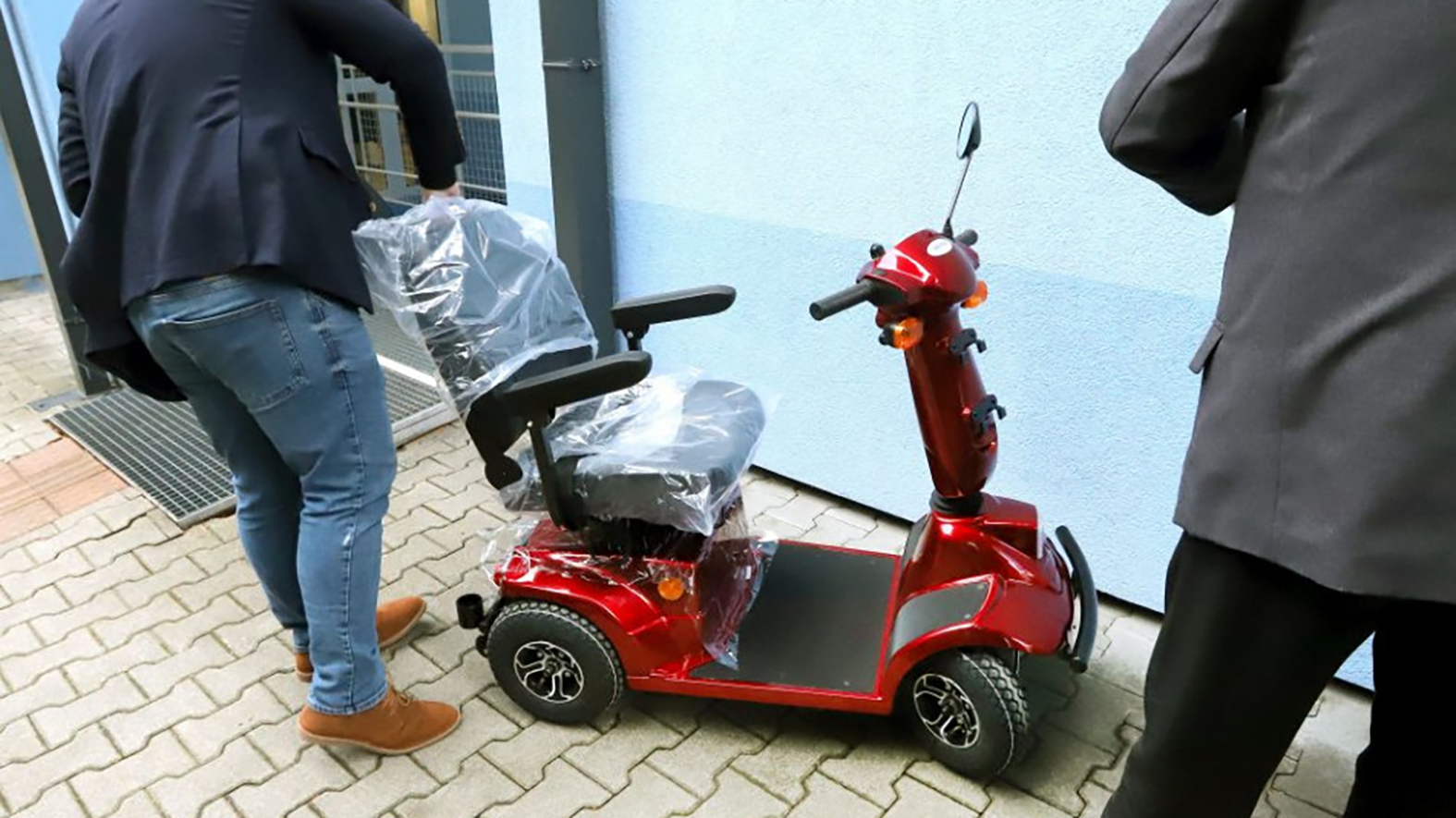 Seniori a zdravotne znevýhodnení si môžu požičať i elektrický skúter