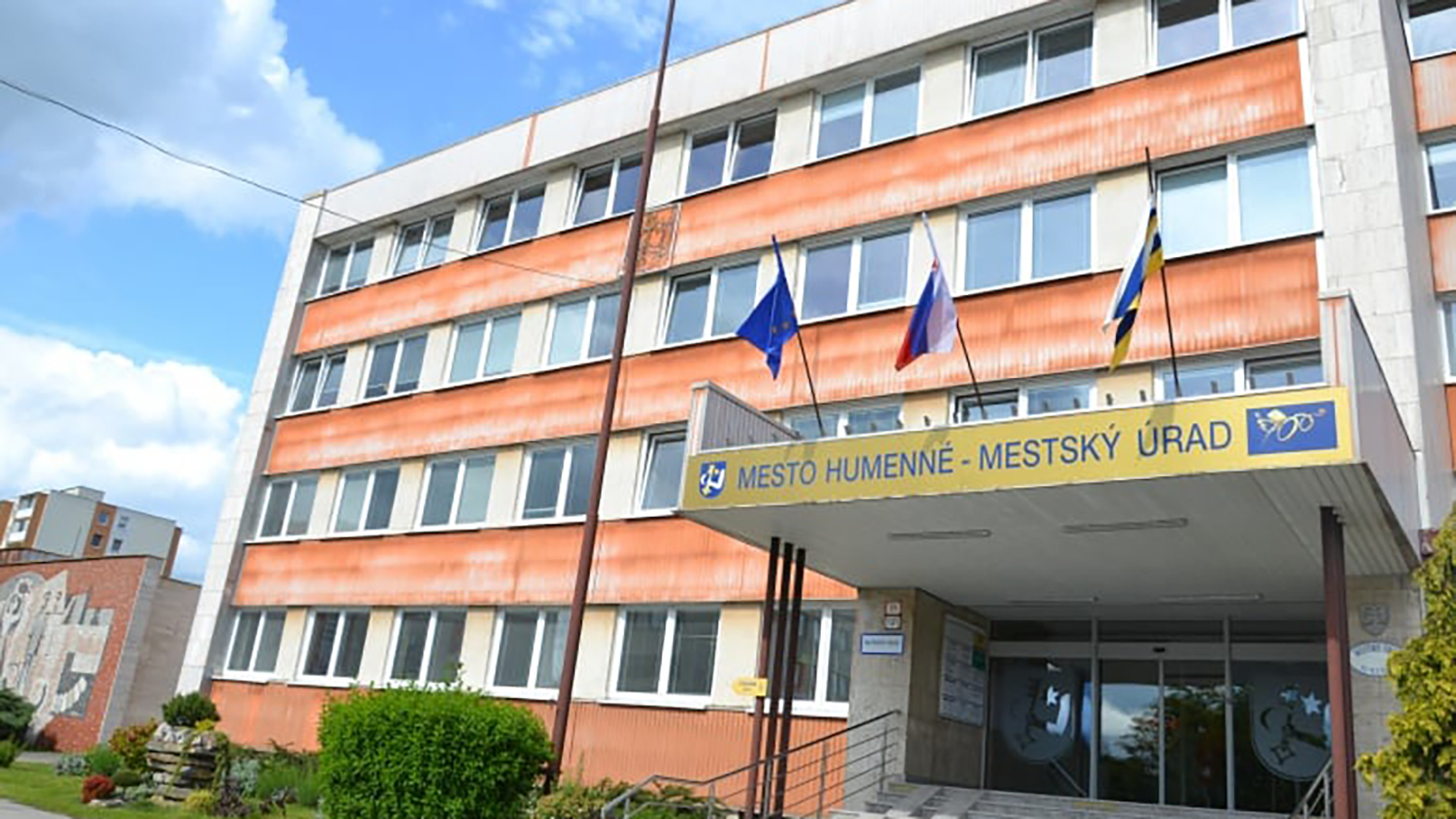 Budovu mestského úradu, poškodenú zemetrasením, začali opravovať