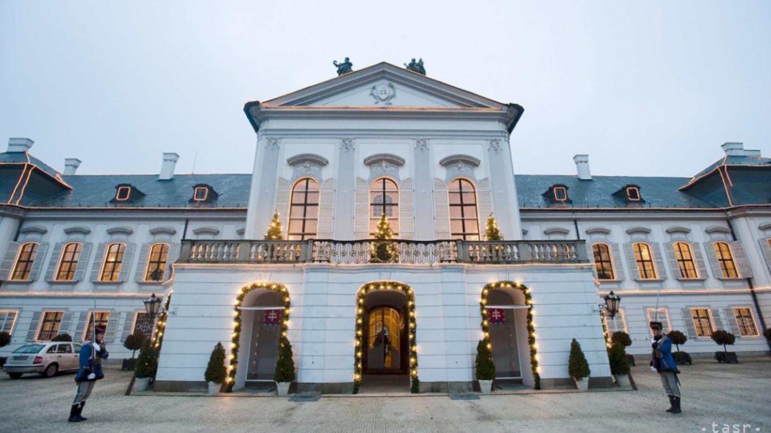 O prezidentský palác zabojuje oficiálne desať kandidátov  
