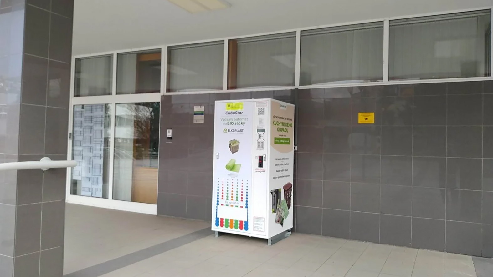 Pred radnicu umiestnili automat na rozložiteľné vrecká