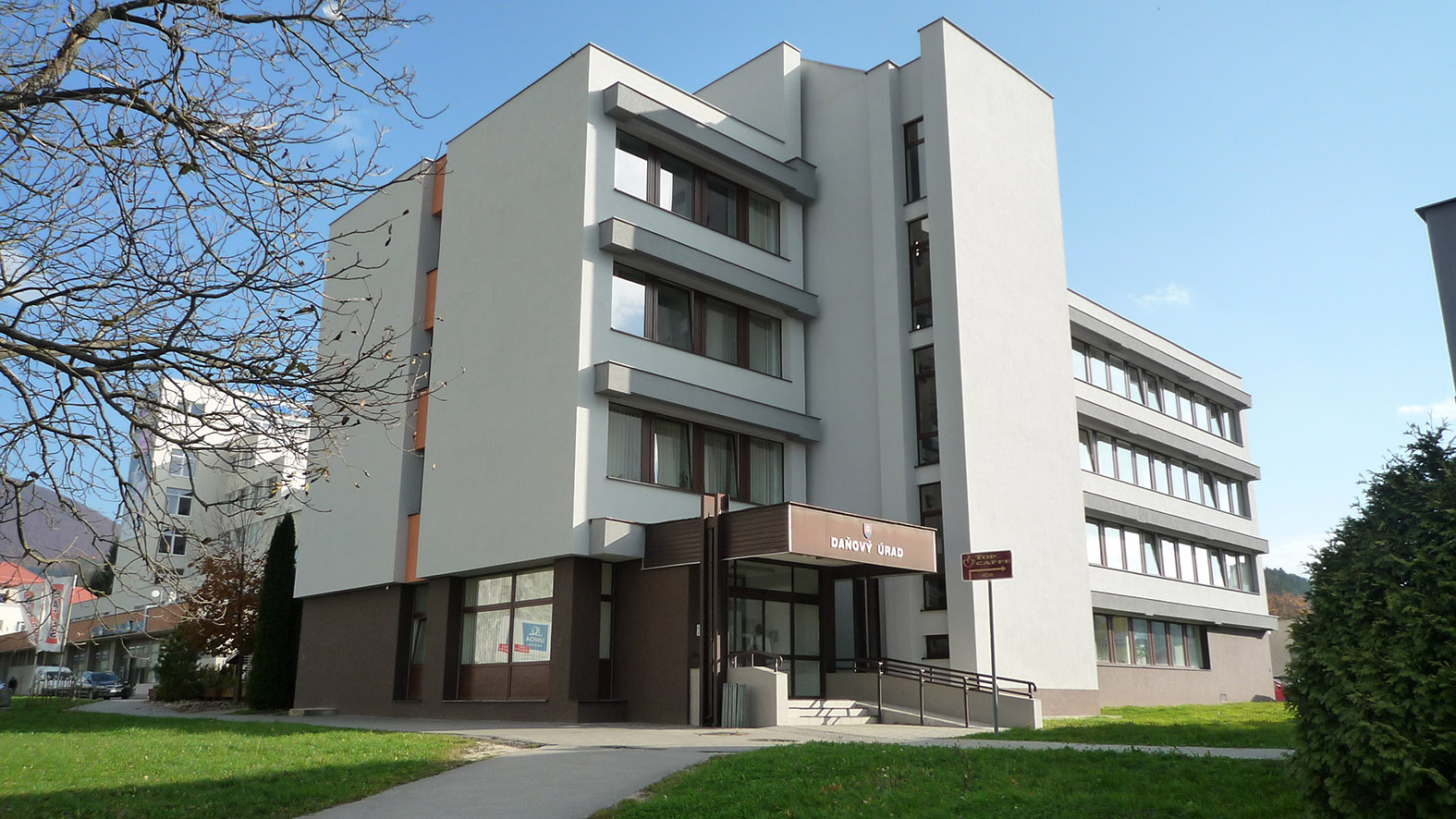 Finančná správa bude preberať daňové priznania aj mimo úradov  