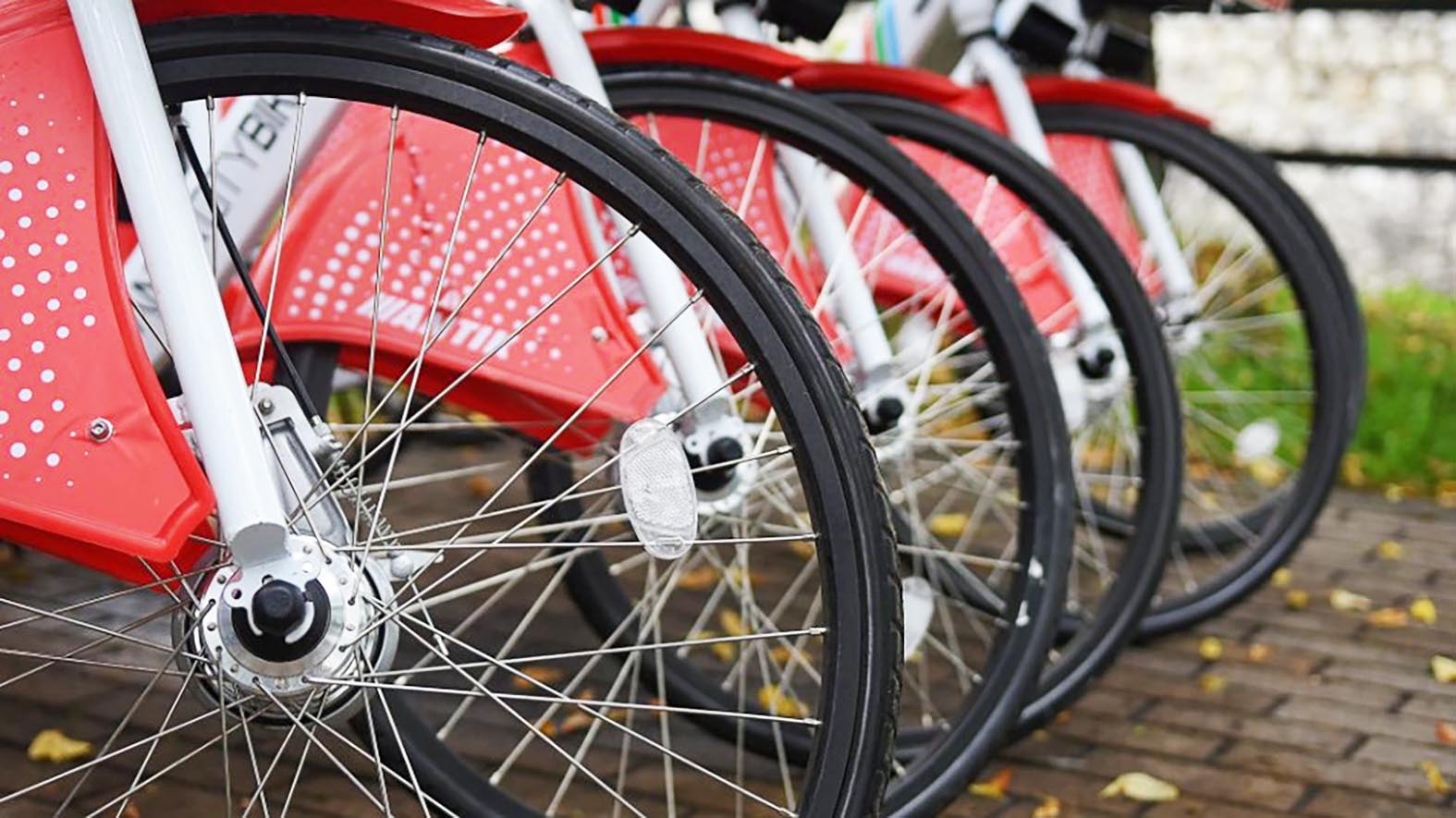Do žilinských ulíc sa vrátili bielo-červené zdieľané bicykle
