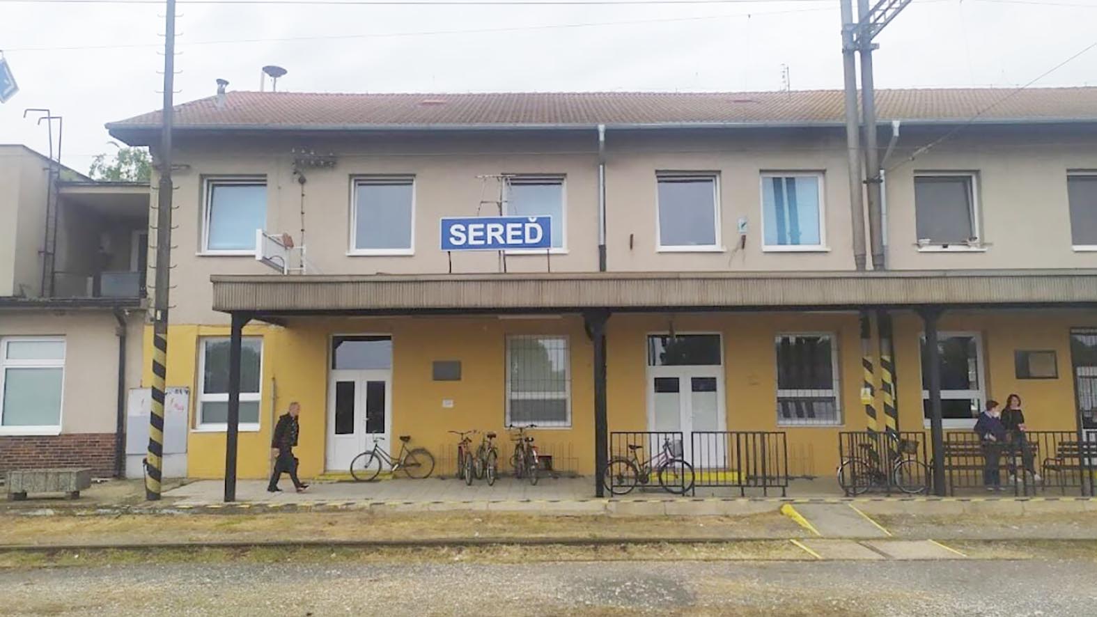 Sereď vybudovala pri železničnej stanici parkovisko, podobne chce aj Trnava
