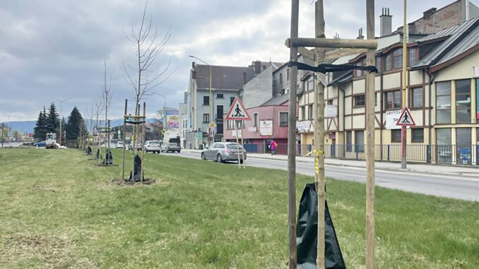 Na Štefánikovom nábreží v Ružomberku vysadili prvý zelený ostrov v meste