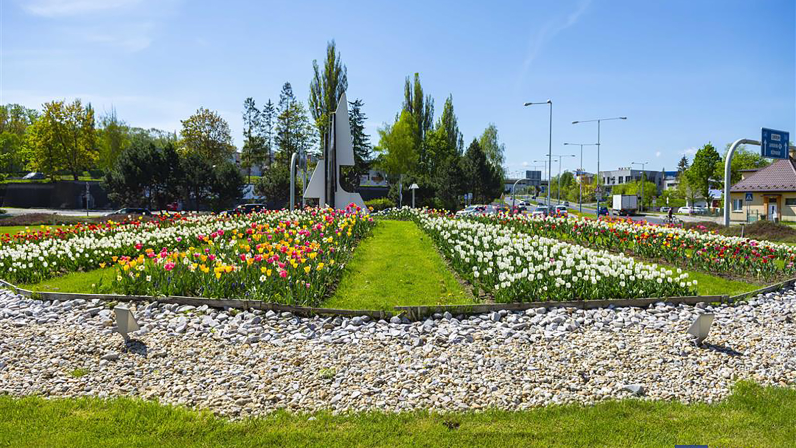 Mesto zdobia tisícky tulipánov, vykvitli o niekoľko týždňov skôr