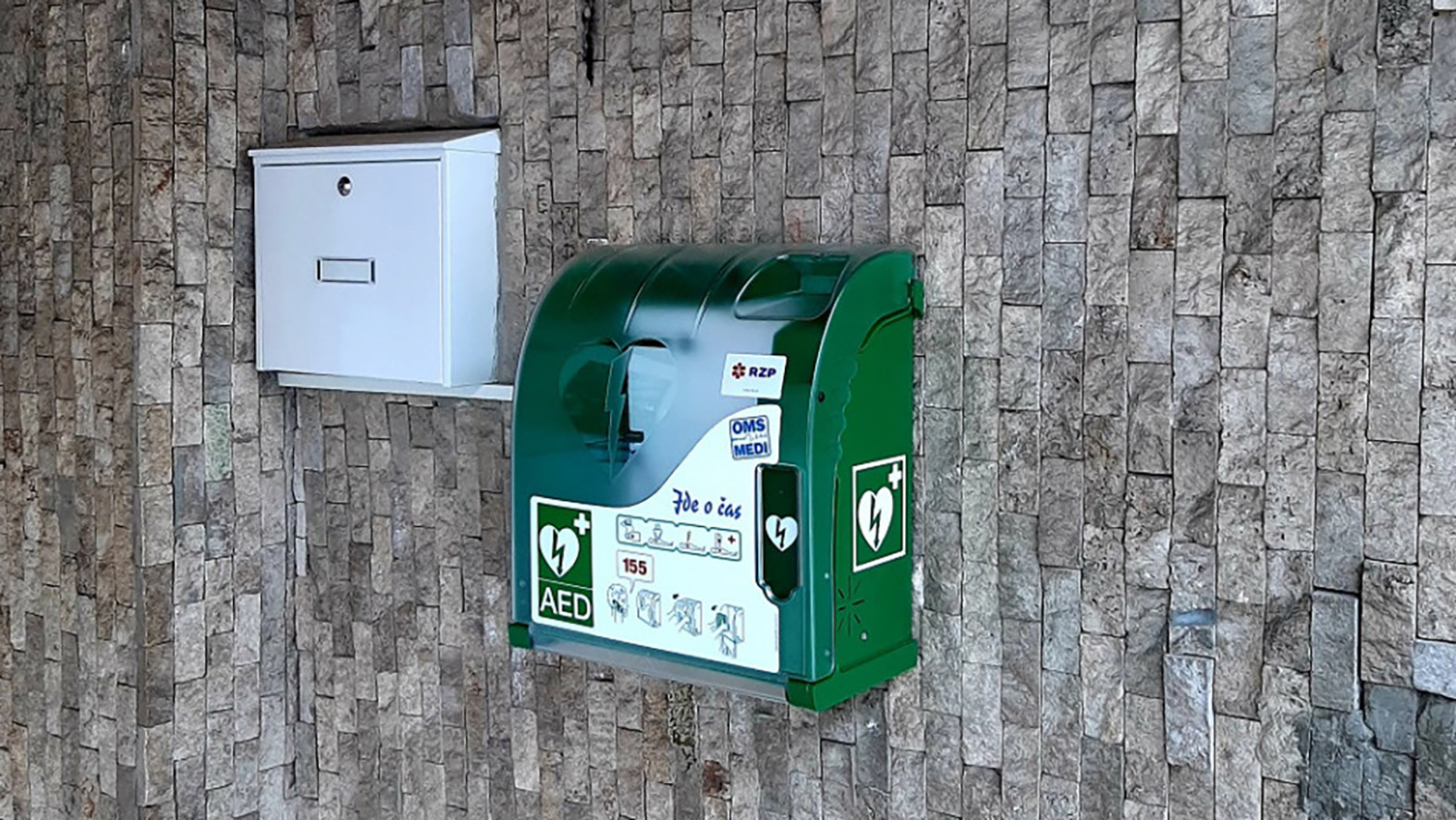 Žilinská radnica nainštalovala v šiestich mestských častiach nové defibrilátory