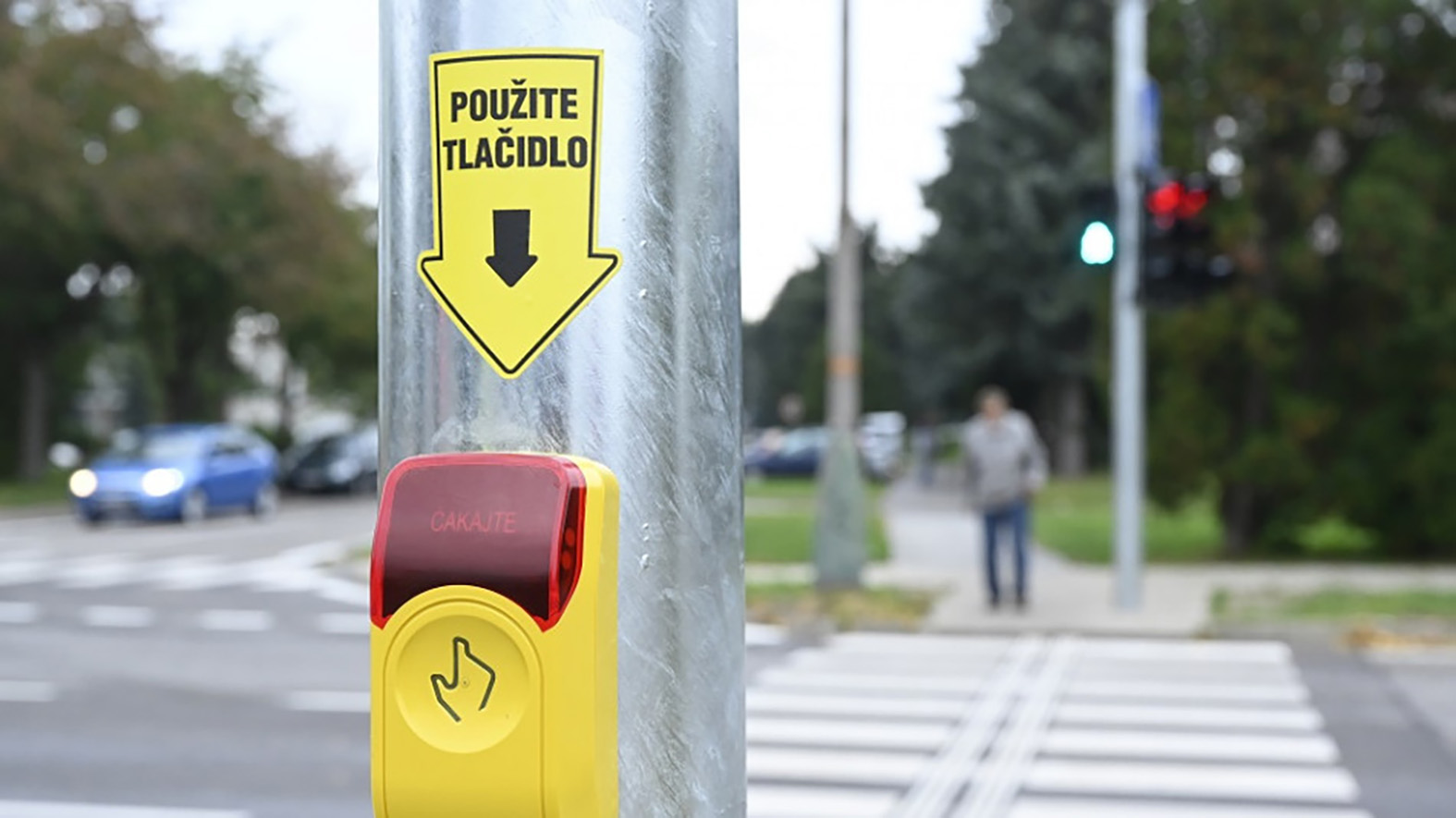 Mesto testuje značenia priechodov pre chodcov cestnými páskami