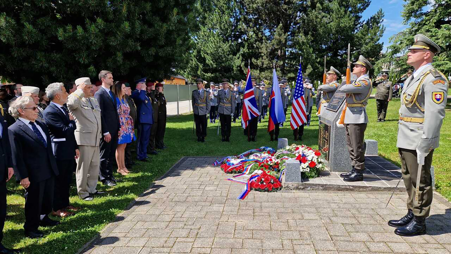 Polomka: Nová tabuľa pripomína príbeh Američanov a Britov, ktorí pomáhali v SNP