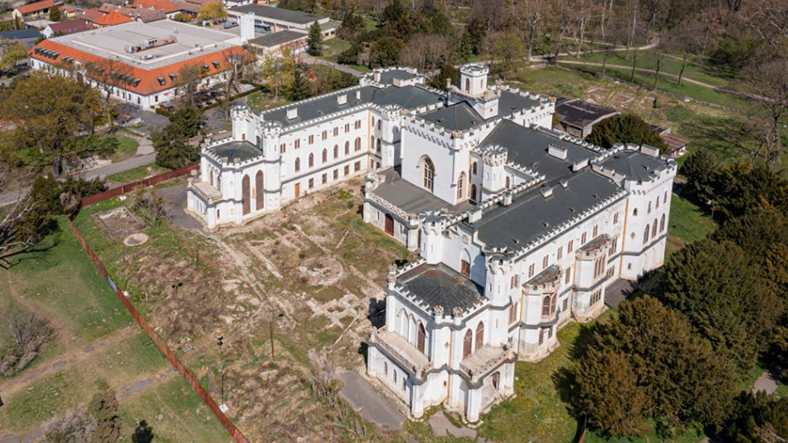 Vláda bude rokovať o spustení rekonštrukcie NKP kaštieľa v Rusovciach