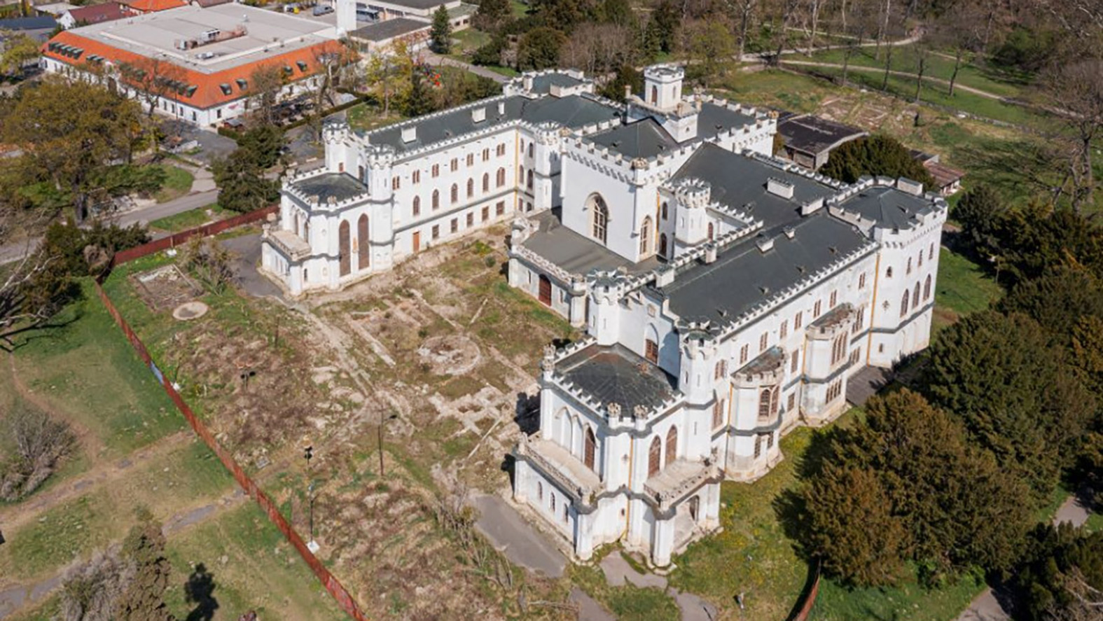 Rekonštrukcia kaštieľa v Rusovciach má byť hotová do konca roka 2029