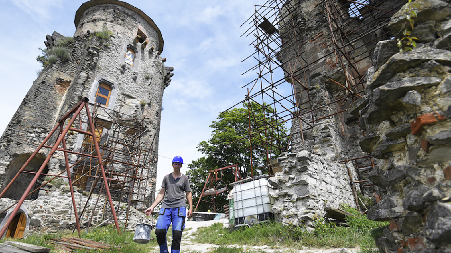 Obnova hradu Slanec pokračuje, našli na ňom mincu z 13. storočia