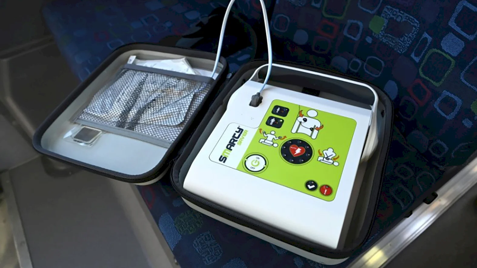 Automatický externý defibrilátor získalo 14 obcí v kraji