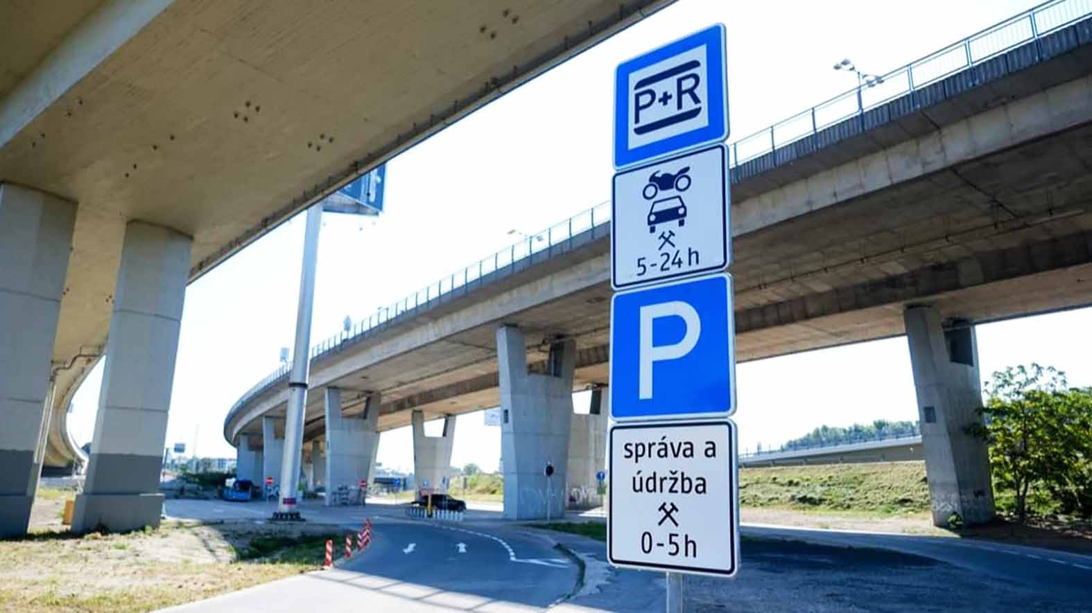 Hlavné mesto otvorilo pod Prístavným mostom nové záchytné parkovisko