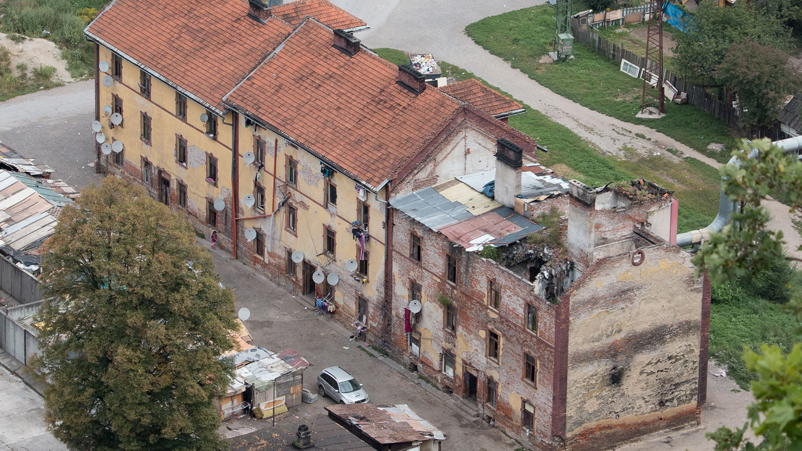 Ľudí v bytovke pod hradom chcú riešiť so splnomocnencom vlády pre Rómov