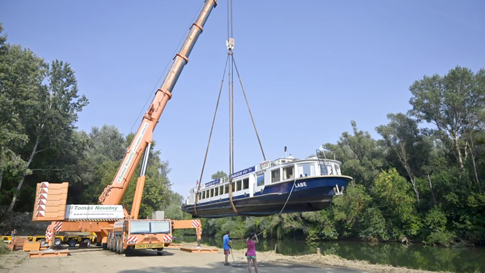 Výletnú loď Labe v utorok začnú presúvať na Zemplínsku šíravu