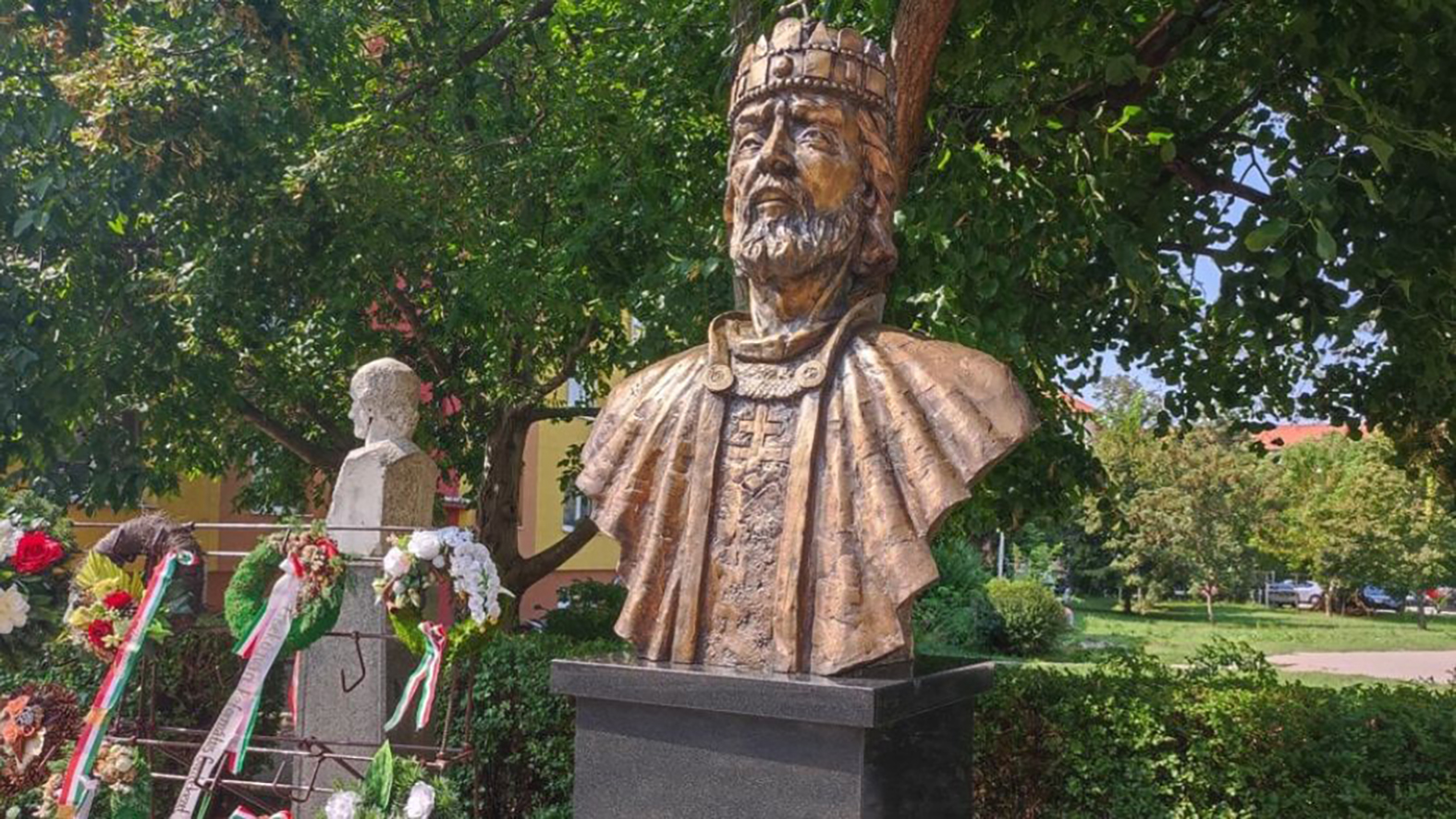 Pred budovou Csemadoku v Nových Zámkoch pribudla busta kráľa sv. Štefana
