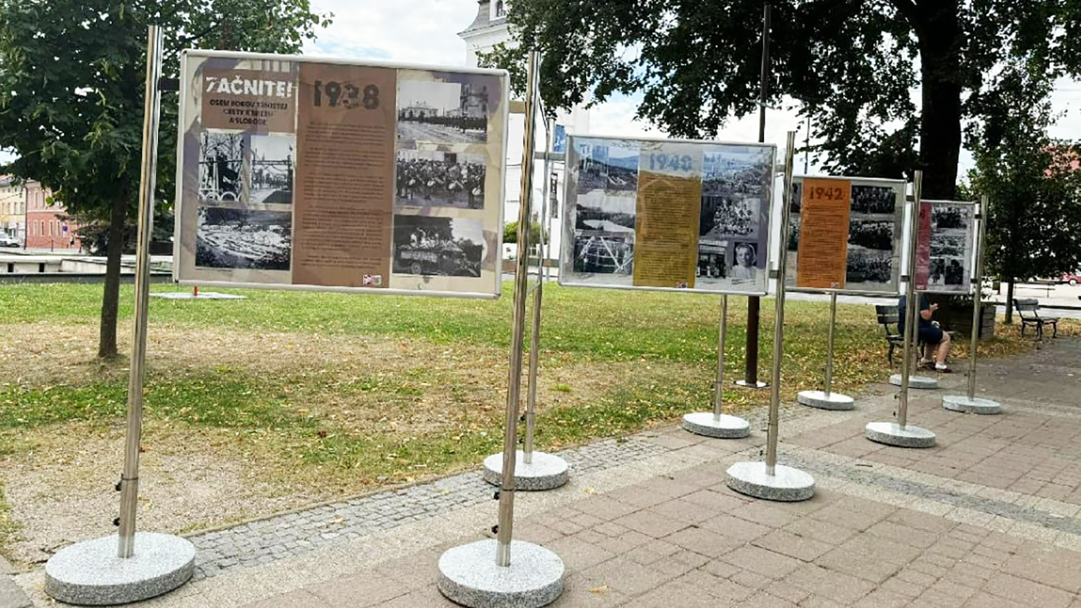 Na námestí v Brezne pribudol protitankový kanón i výstava fotografií 