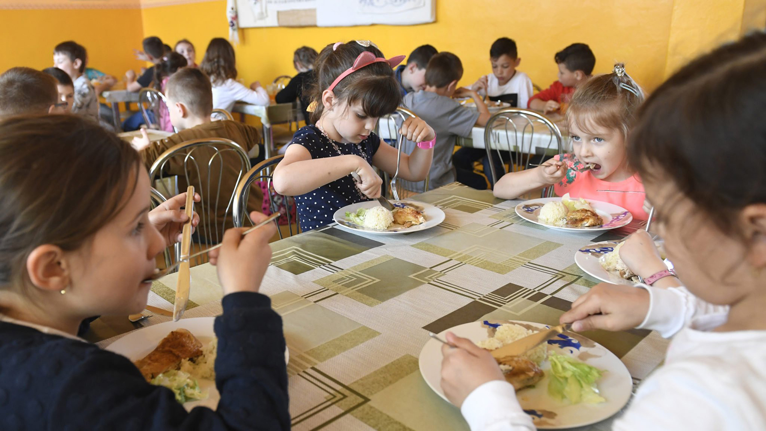 Poslanci schválili zvýšenie poplatkov za jasle, škôlky a obedy