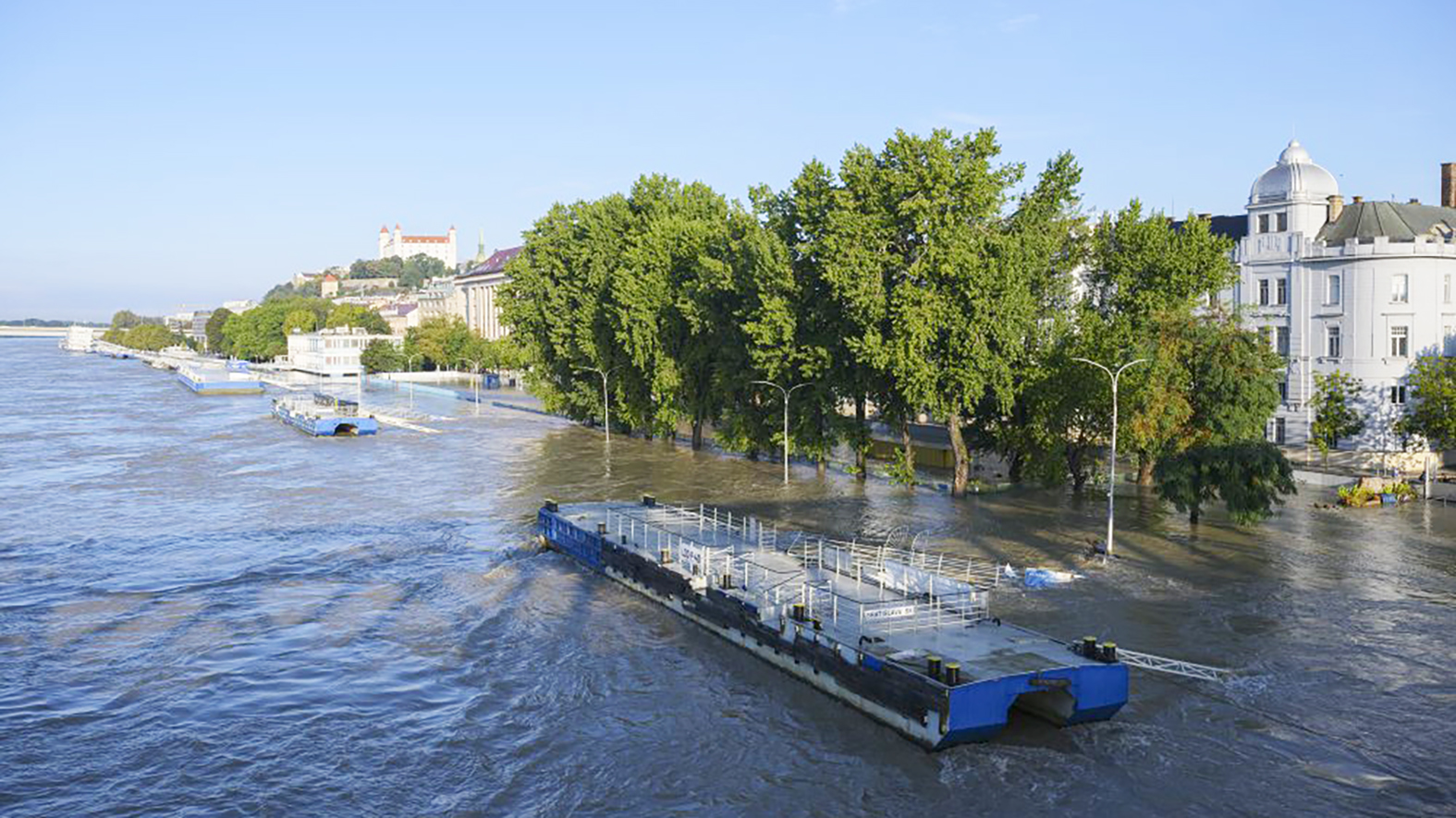 SHMÚ: Kulminácia Dunaja aj Moravy pokračuje, miestami sa očakáva vzostup hladín 