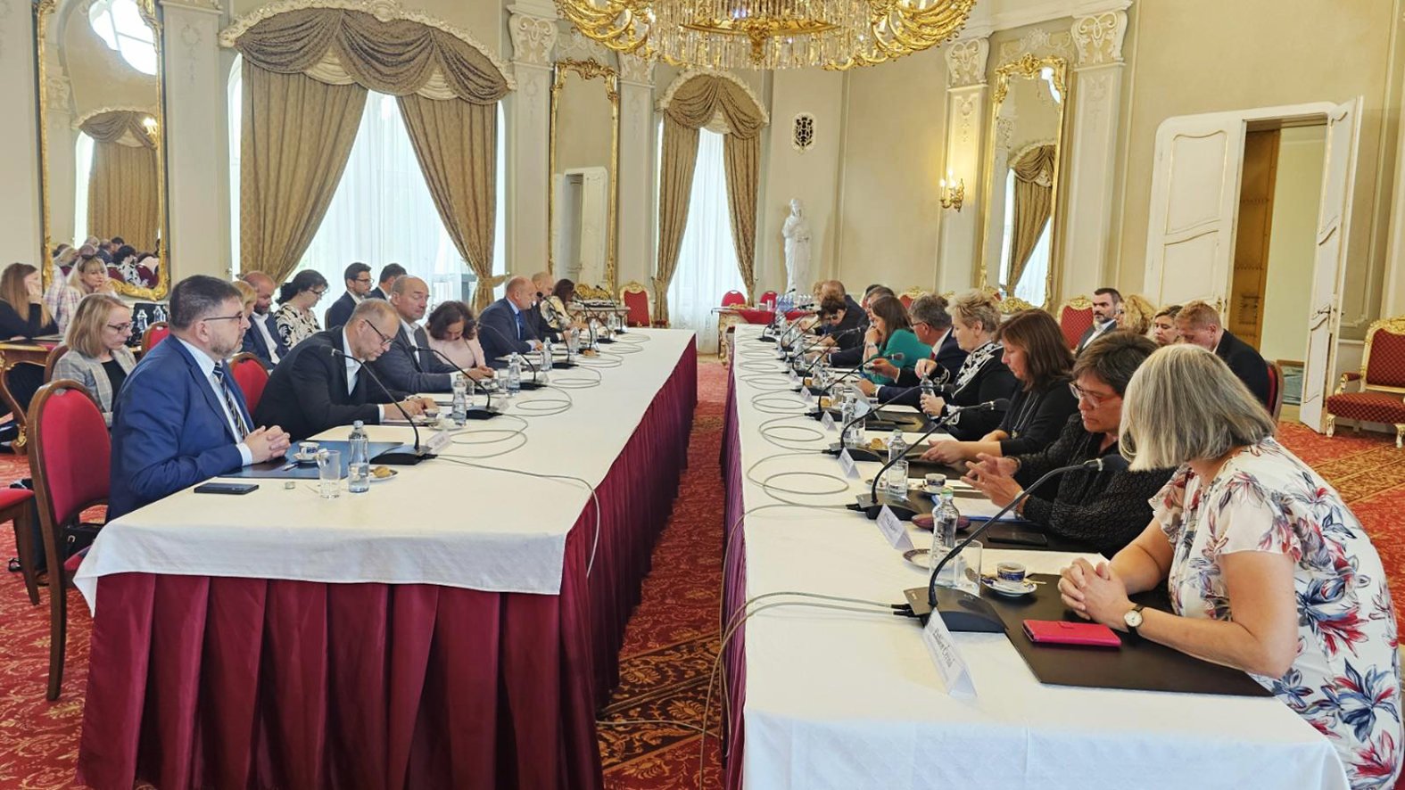 Štát a odbory sa dohodli na valorizácii platov o 5 %. ZMOS a SK8 nesúhlasili