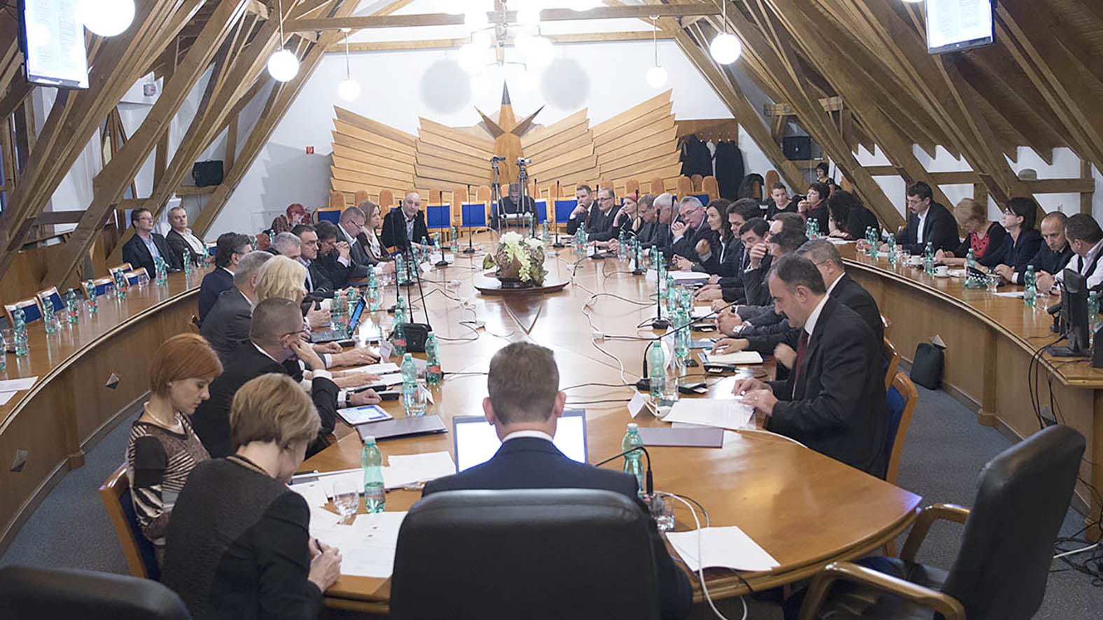 Poslanci schválili zvýšenie sadzieb dane z nehnuteľností